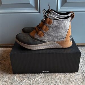 Sorel Out N About Classic Camel Brown and Black Boots